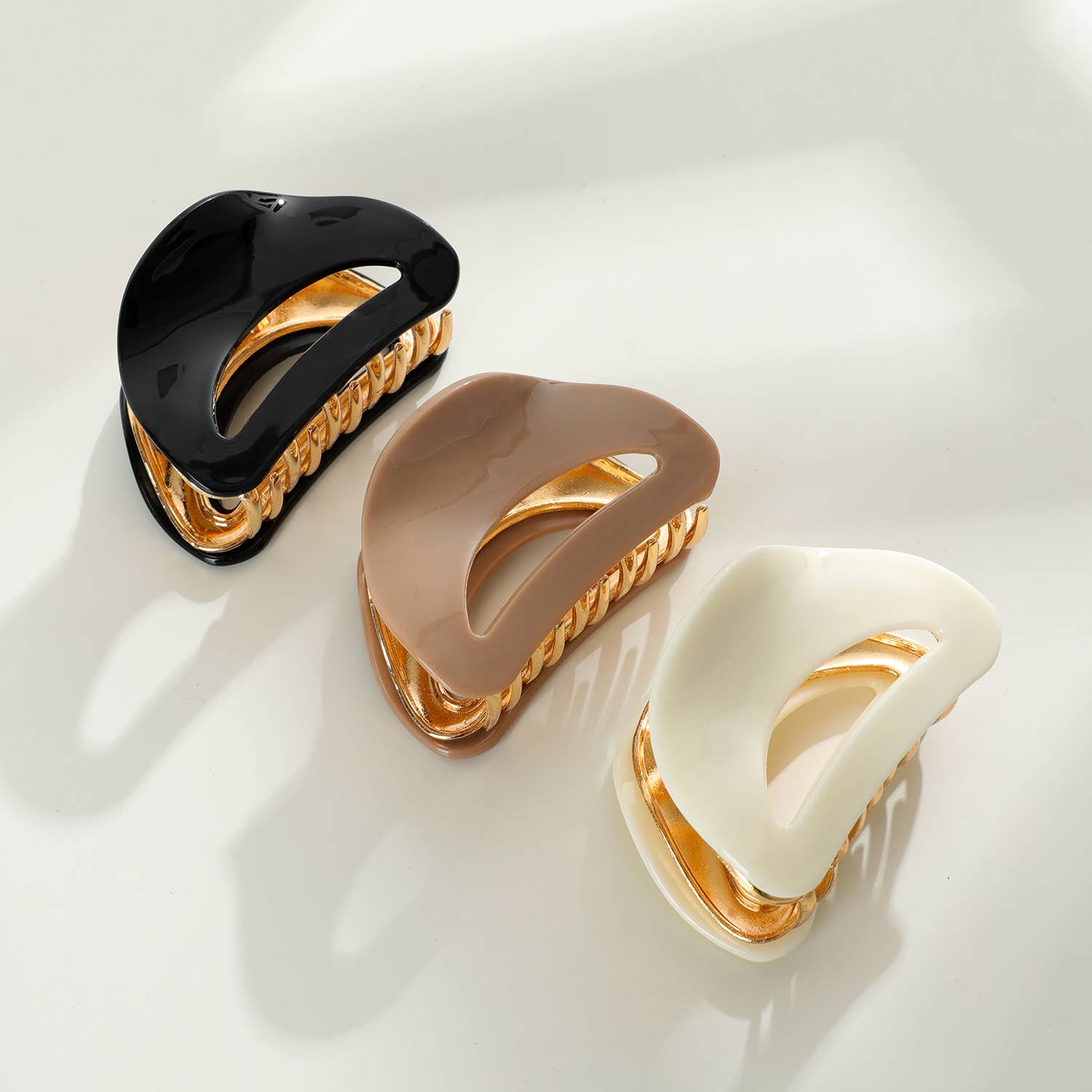 Nadia Solid Curved Metal Claw Clip - Cloth + Cabin