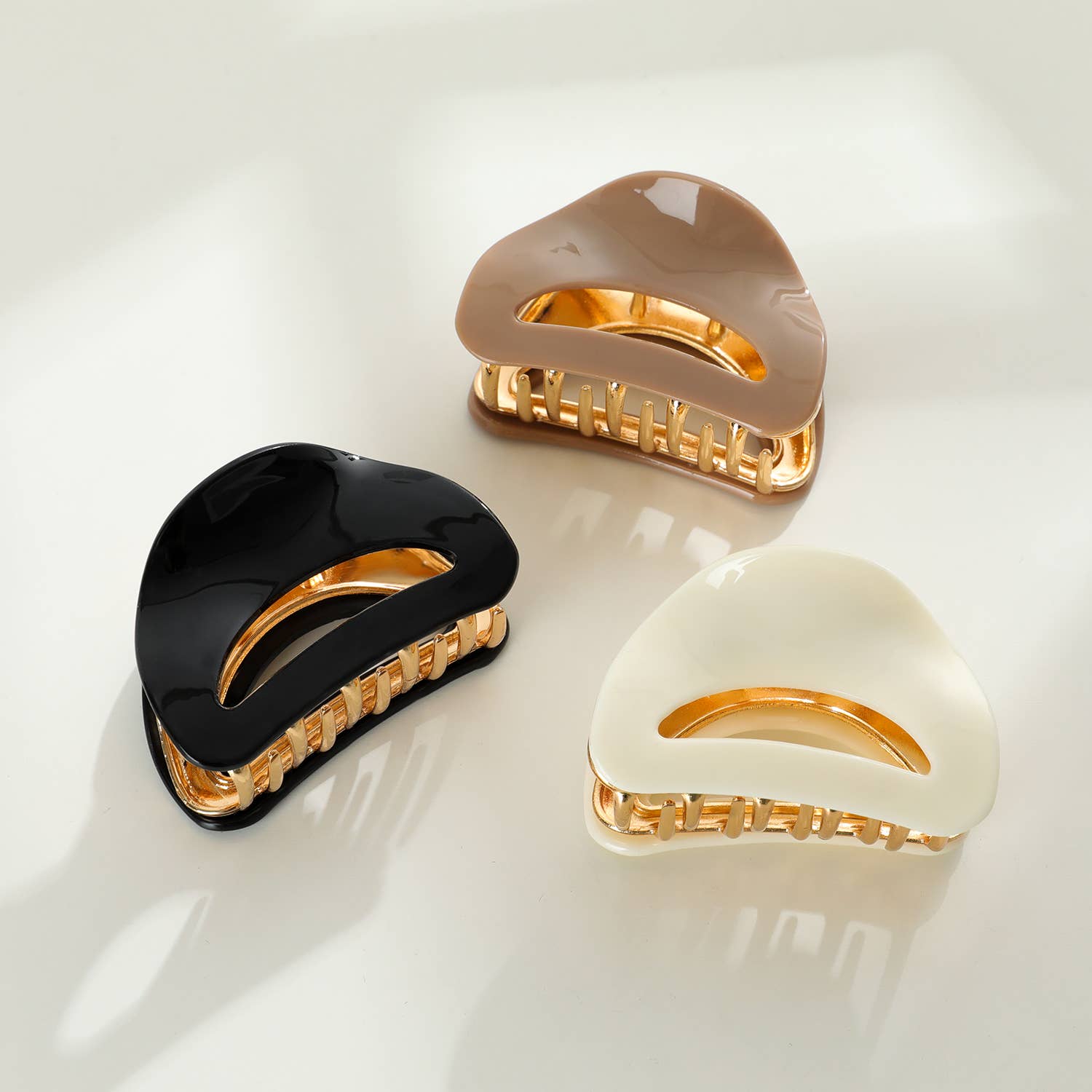 Nadia Solid Curved Metal Claw Clip - Cloth + Cabin